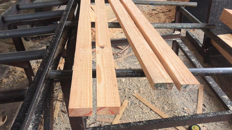 建筑木方销售木材加工厂出售辐射松建筑木方可加工定制建筑工地方木